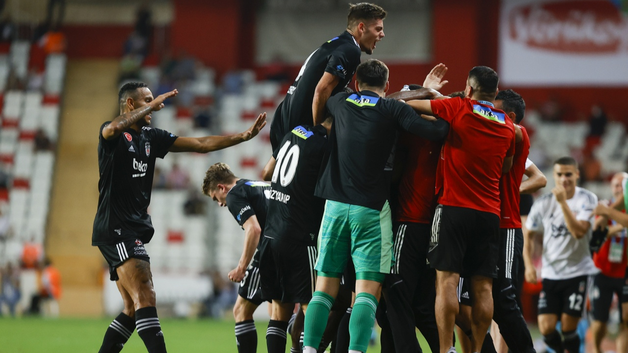 Beşiktaş'tan Antalyaspor deplasmanında tarihi performans! Kartal 2-0'dan geri döndü, 3-2 kazandı