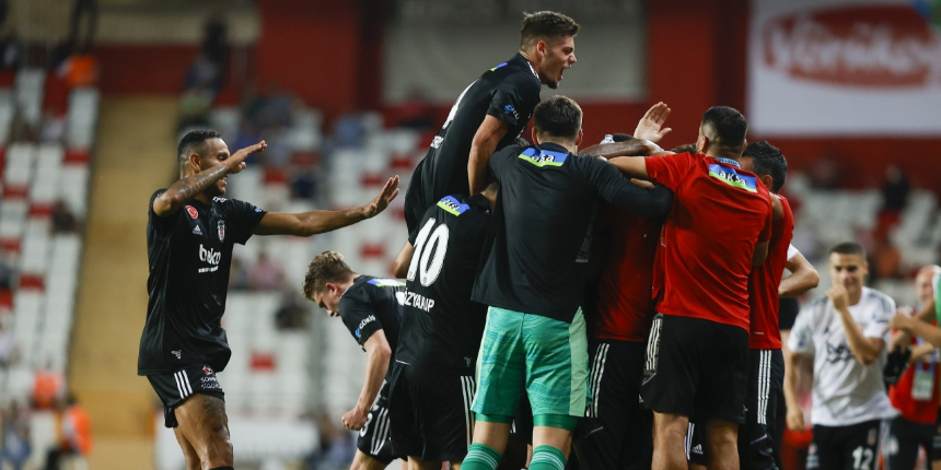 Beşiktaş'tan Antalyaspor deplasmanında tarihi performans! Kartal 2-0'dan geri döndü, 3-2 kazandı