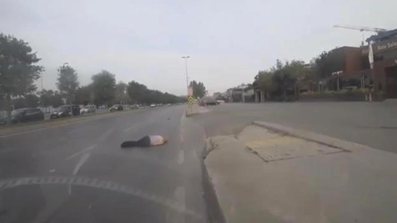 Otomobil, kırmızı ışıkta geçen yayalara çarptı: 2 ağır yaralı