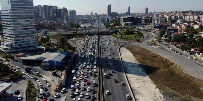 İstanbul’da hafta sonu öncesi trafik yoğunluğu havadan görüntülendi