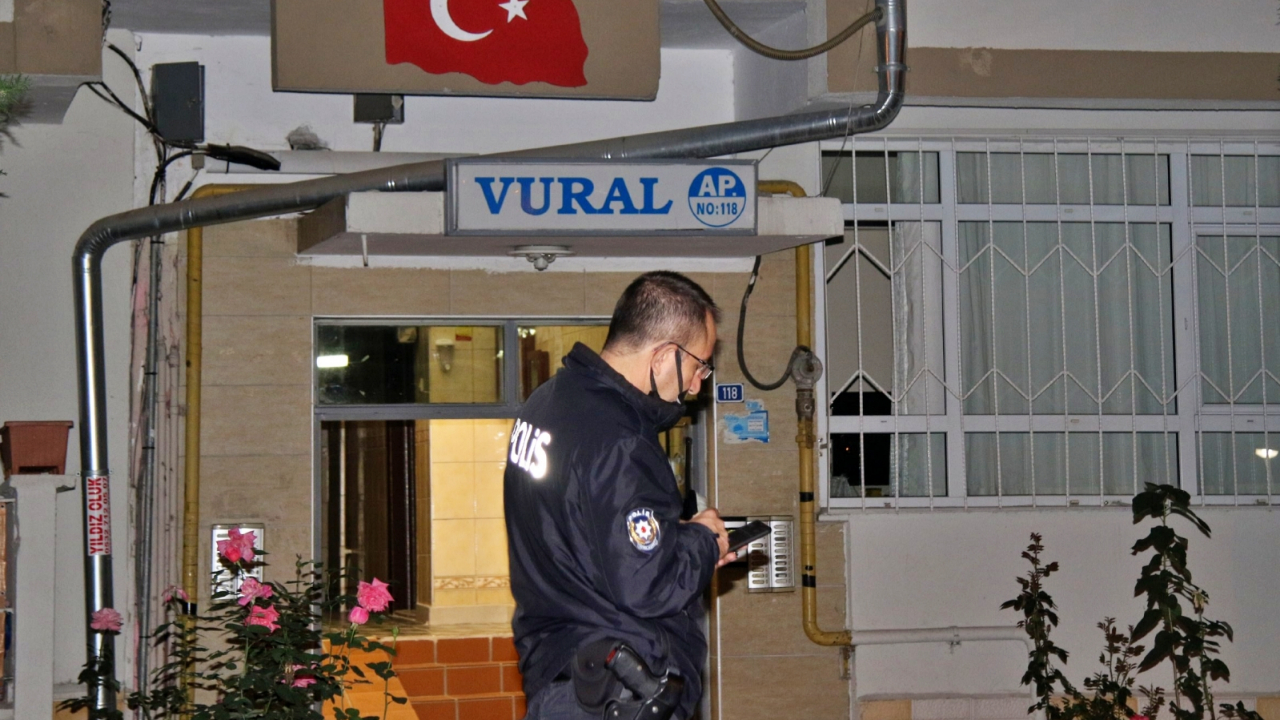 'Kötü koku' ihbarı üzerine eve giren ekipler cesetle karşılaştı!
