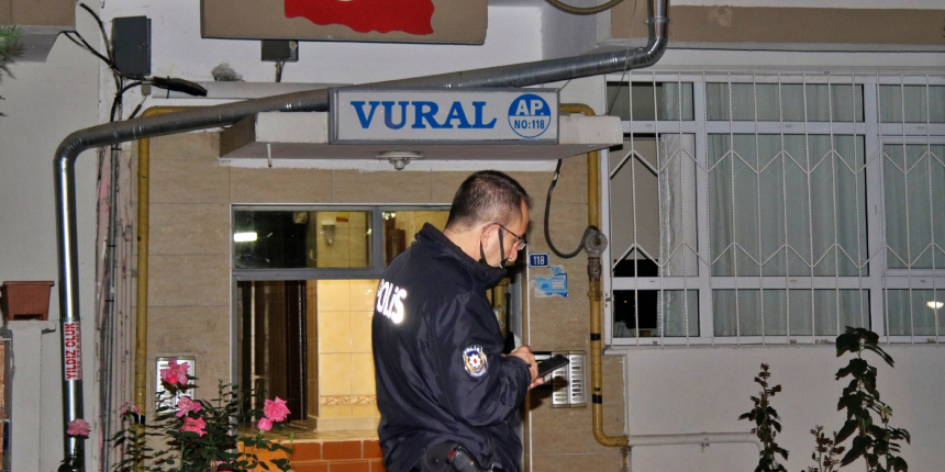 'Kötü koku' ihbarı üzerine eve giren ekipler cesetle karşılaştı!