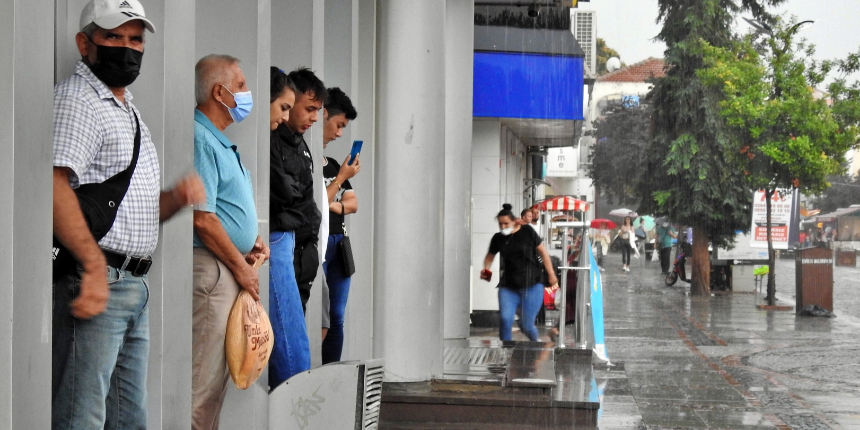 Sağanak yağmur, 15 dakikalığına hayatı felç etti!