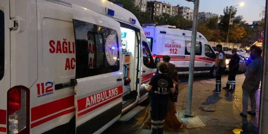 Hafif ticari araç, dönüşü yasak olan yola girdi: 5 kişi yaralandı