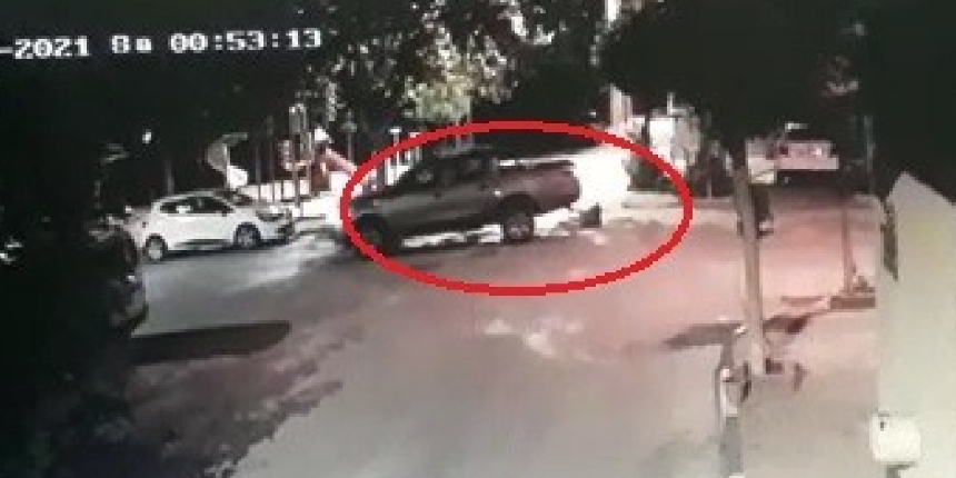 Vicdansızlık kamerada! Kamyonetiyle ezdiği köpeği bırakıp kaçtı