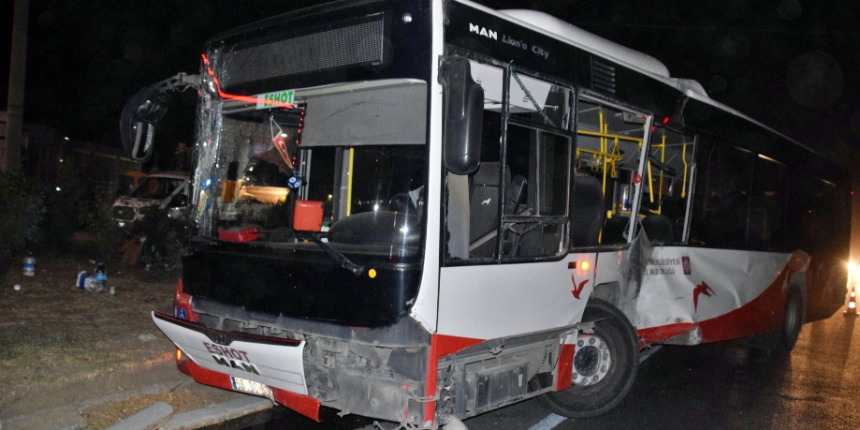 Korkunç kaza: İzmir'de belediye otobüsü ve TIR çarpıştı!