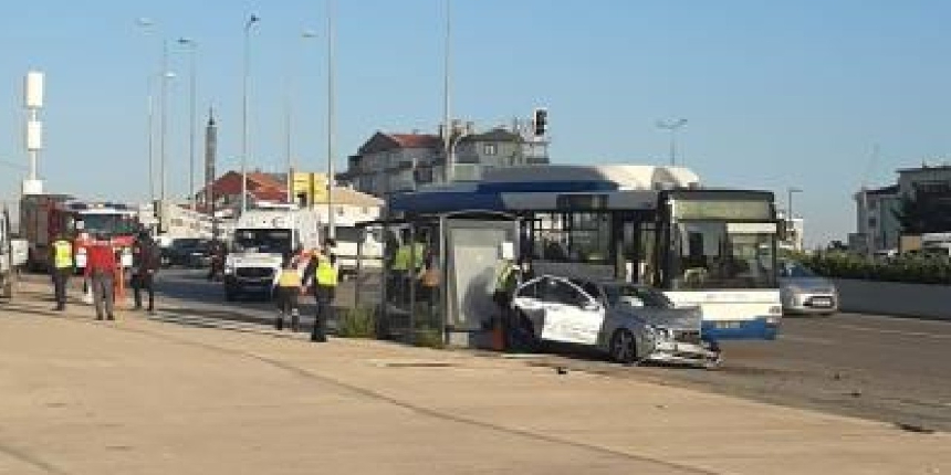 Başkentte kaza yapan araç, otobüs durağına daldı: 4 yaralı