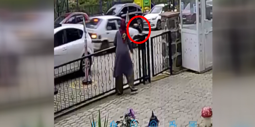 Parka koşan 7 yaşındaki çocuğa araba çarptı! Kaza anı saniye saniye kaydedildi