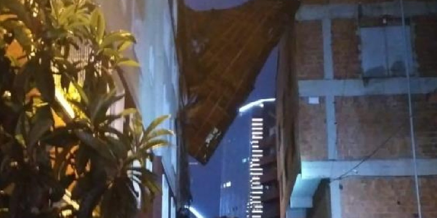 Kağıthane'de şiddetli yağış nedeniyle 5 katlı binanın çatısı uçtu