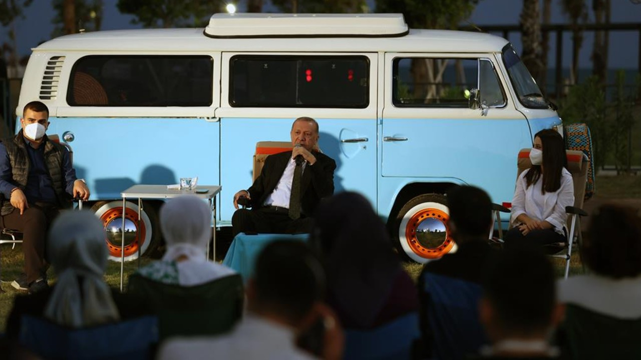 Cumhurbaşkanı Erdoğan gençlere seslendi: Sosyal medya belasından mümkün oldukça sıyrılalım