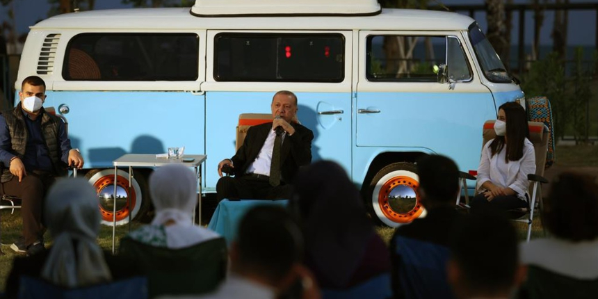 Cumhurbaşkanı Erdoğan gençlere seslendi: Sosyal medya belasından mümkün oldukça sıyrılalım