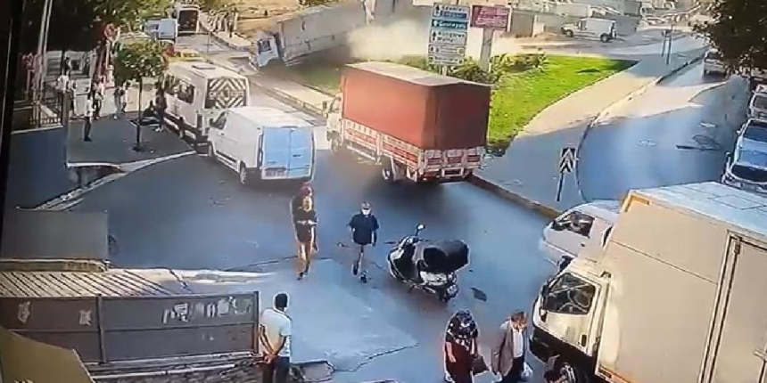 Kontrolden çıkan kamyon, metro duvarına çarptı: 2 yaralı