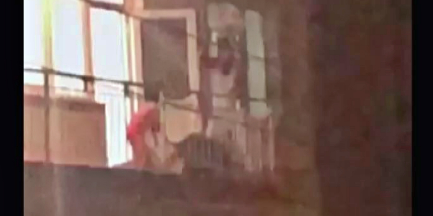 Çocuklarının ve mahallelinin önünde eşini darp etti: Mahalleli yakaladı!