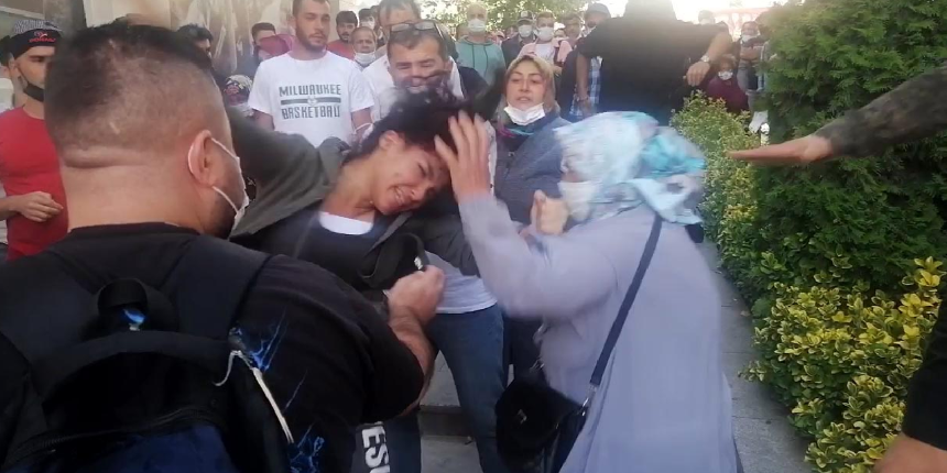 Kadınlar saç saça birbirine girdi! 'Kocamı elimden aldın' kavgası