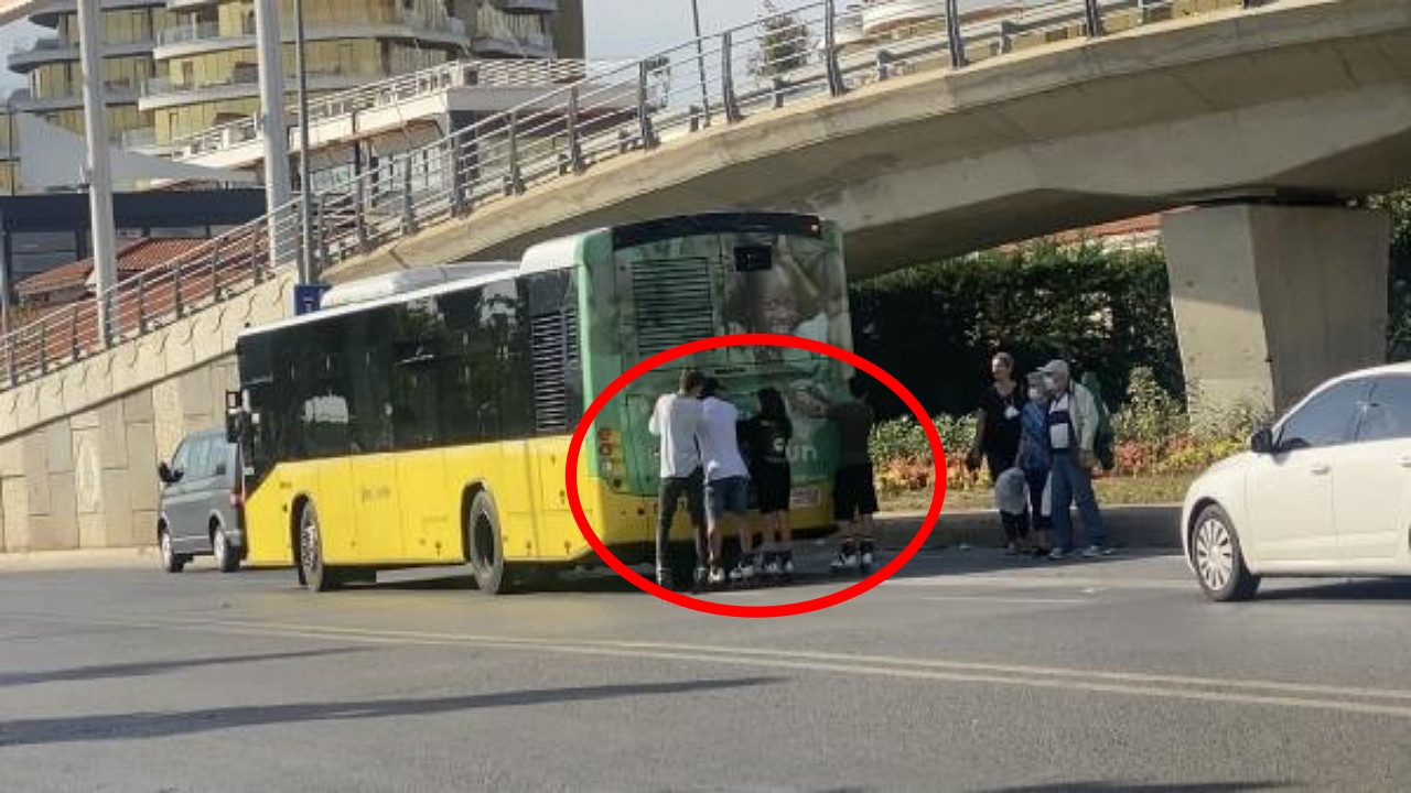 Gençler trafikte dehşet saçtı! Fark eden sürücüler İETT otobüsünü hareket ettirmedi