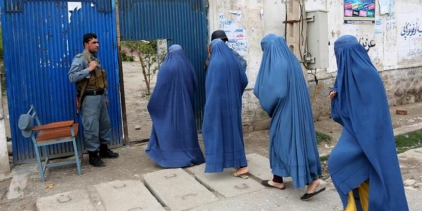 Taliban'dan bir skandal karar daha: Tuvaletlerde çalışan kadınlar hariç diğer kadınlar çalışmayacak!