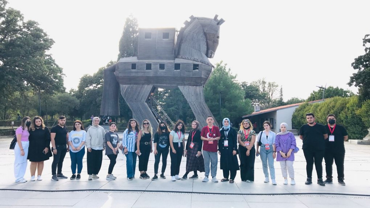 15 Temmuz şehitlerinin yakınları olan gençler, şehitler diyarı Çanakkale'deydi...