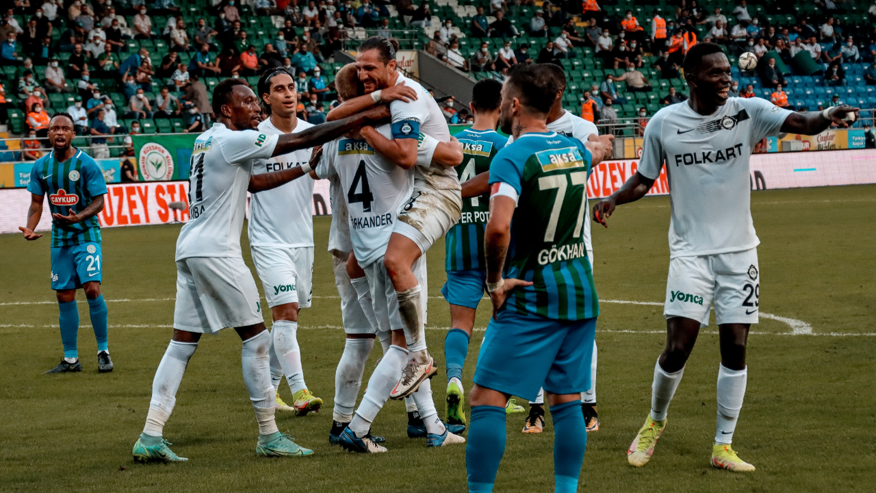 İzmir derbisini kazanan Altay'dan Çaykur Rizespor deplasmanında 2-1'lik galibiyet