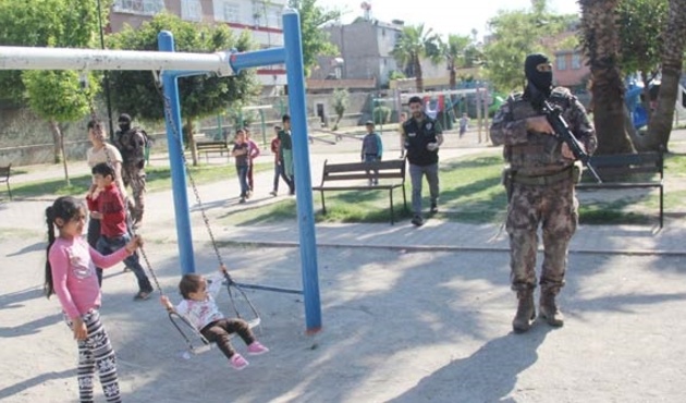 Çocuk parkının her yerinden uyuşturucu fışkırdı!