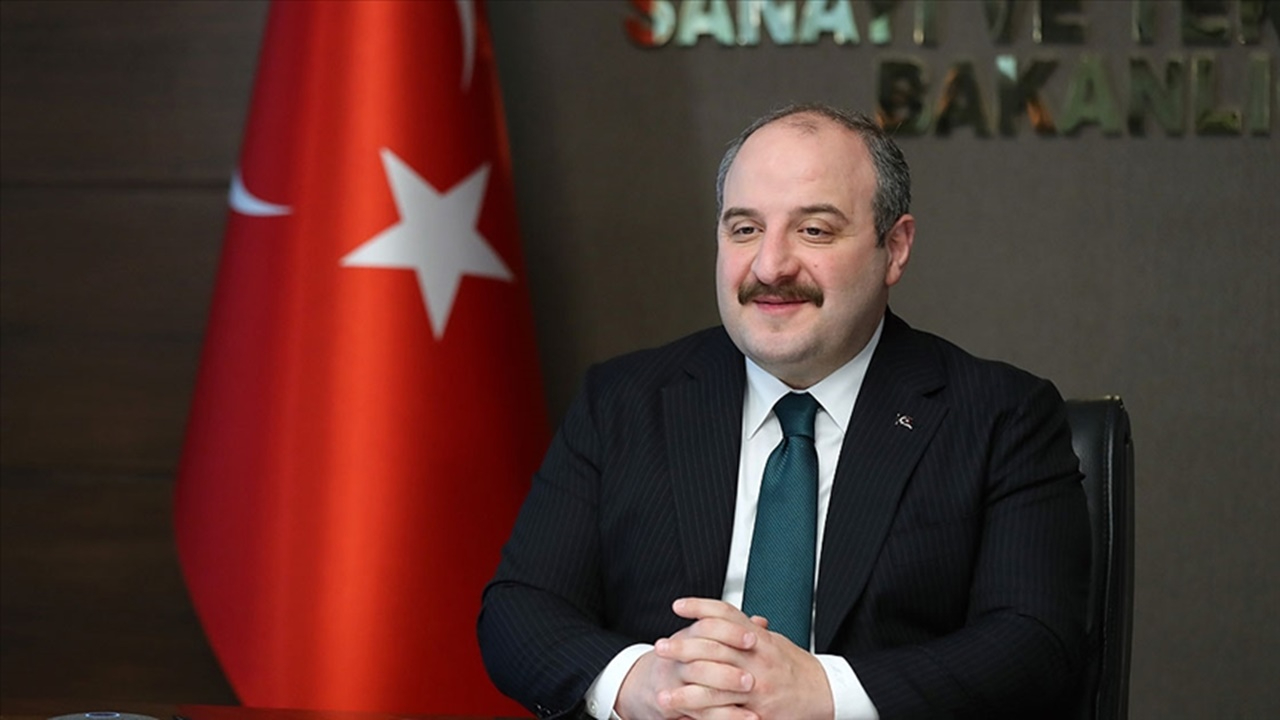 Bakan Varank'tan fotoğrafına photoshop yapan takipçisine gülümseten yanıt