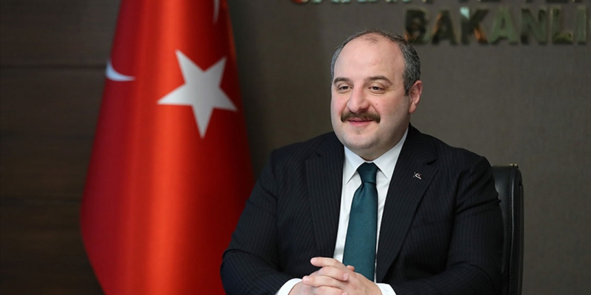 Bakan Varank'tan fotoğrafına photoshop yapan takipçisine gülümseten yanıt