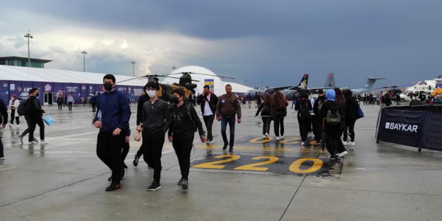TEKNOFEST'e 3'üncü günde de ilgi yoğun! Yağmura rağmen ziyaretçi akını var...