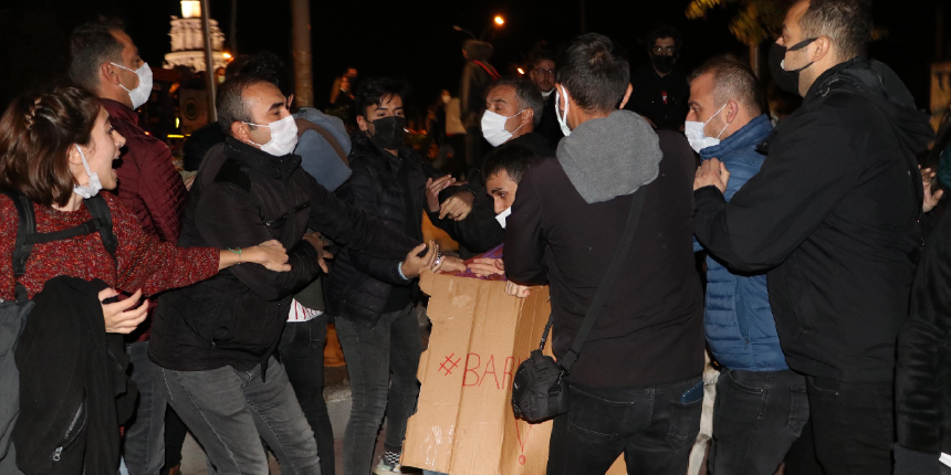 Eskişehir'de bir grup gençten protesto! Geceyi parkta geçirmek istediler
