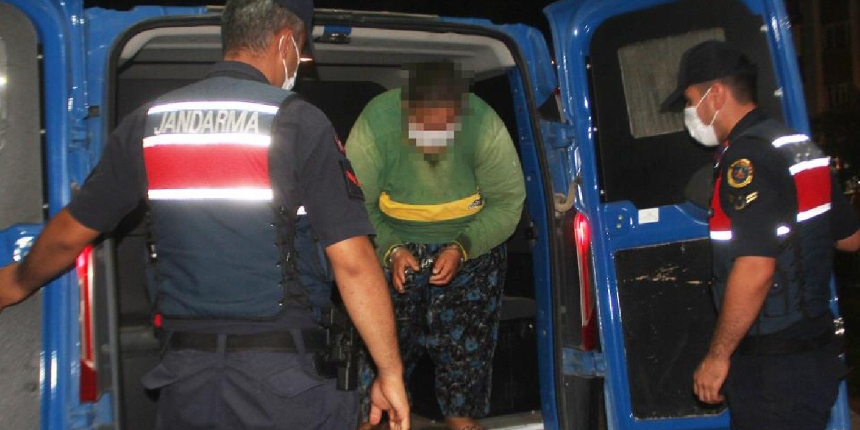 Babasını boğazından bıçaklayarak öldürmüştü! Tutuklandı