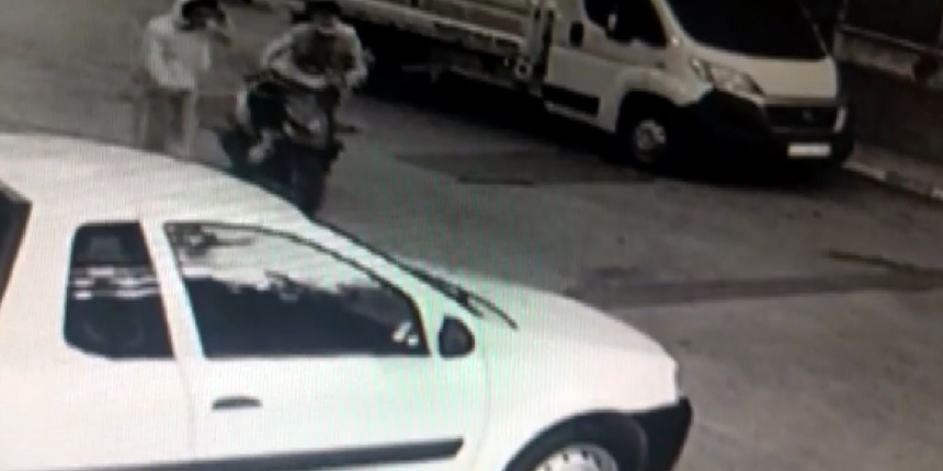 Bu kadarına da pes! Çaldıkları motosikleti yolcu otobüsü ile kaçırdılar