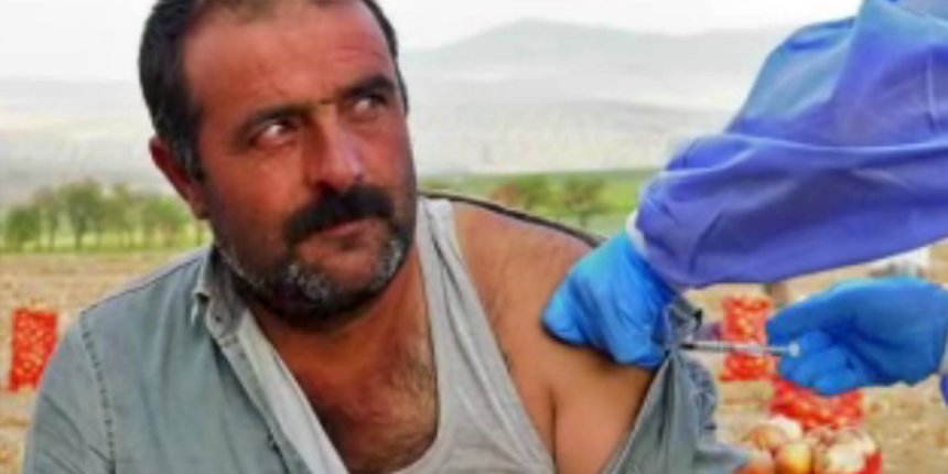 Soğan tarlasındaki işçiler, Sağlık Bakanlığı ekiplerince aşılandı