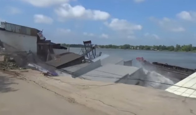 Vietnam’da nehir evleri yuttu/Video