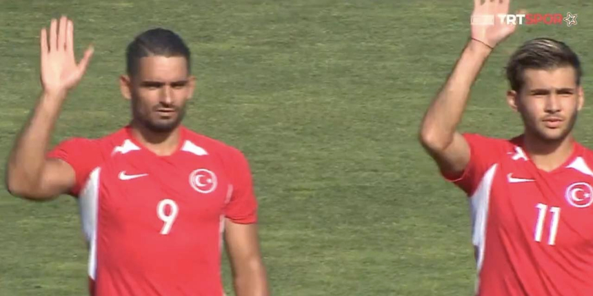 İşitme engelli milli futbolcular İstiklal Marşı'nı işaret diliyle okudu