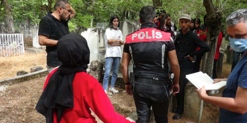 Yeni doğan bebek mezarda toprağa gömülü halde bulundu: Ağlama sesleri ile ortaya çıktı