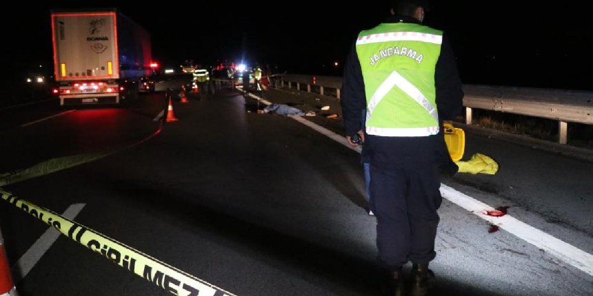 TEM’de patlayan lastiği değiştiren 2 kişiye kamyonet çarptı: 1 ölü, 2 yaralı