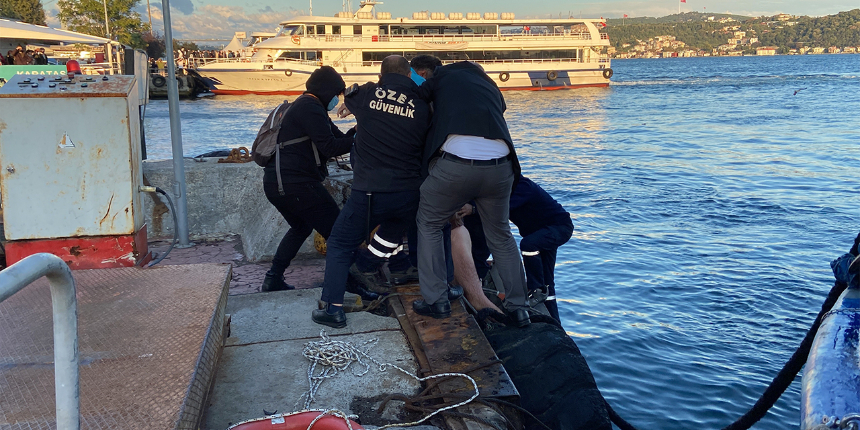 Vapur iskelesinde can pazarı: İntihar etmeye çalışırken hipotermi geçirdi