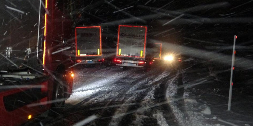 Kar ve tipi nedeniyle yol kapandı, tırlar yolda mahsur kaldı