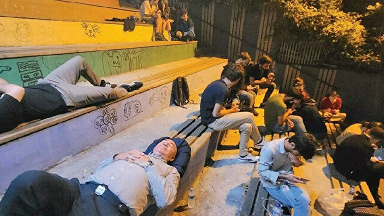 Öğrenciler yurtlara yerleşti ama eylem hala devam ediyor! Kadıköy'deki eylemde DHKP/C ve FETÖ izi...