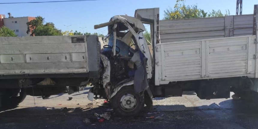 Kamyon, kırmızı ışıkta bekleyen tıra çarptı: 1 ölü