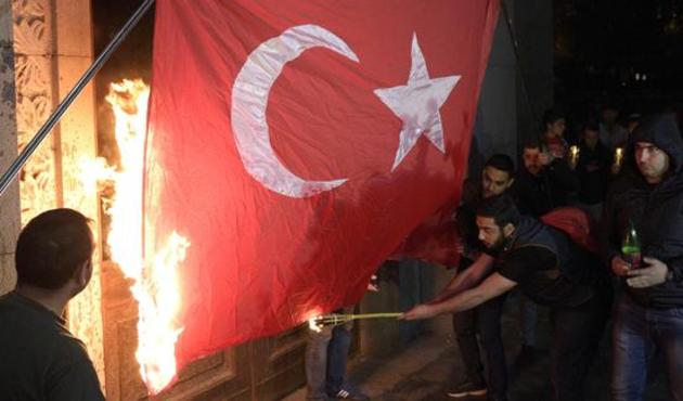 Erivan'da çirkin tahrik! Irkçı Ermeniler Türk bayrağını yaktı...