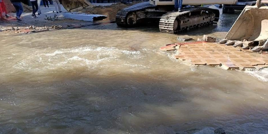 Tekirdağ’da patlayan su borusu yolları göle çevirdi