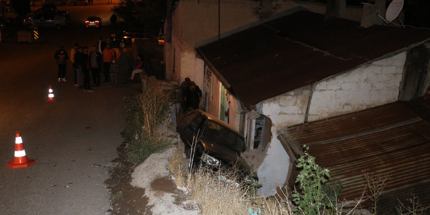 Otomobil evin kapısına uçtu: 3 yaralı