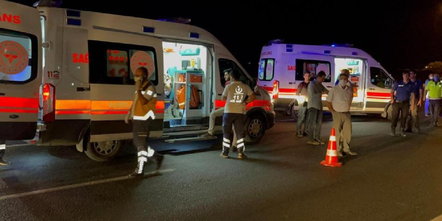 Otomobil, tıra arkadan çarptı: 3’ü ağır 11 yaralı