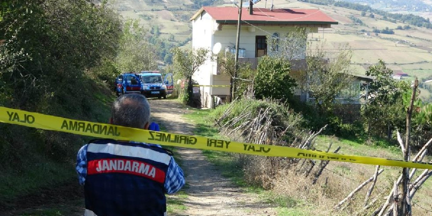 Emlakçıya evinin önünde silahlı saldırı: Eşi öldü, kendisi ağır yaralandı