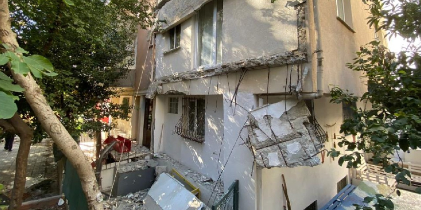 Kadıköy'de 25 yıllık binanın balkonları çöktü, mahalleli sokağa döküldü