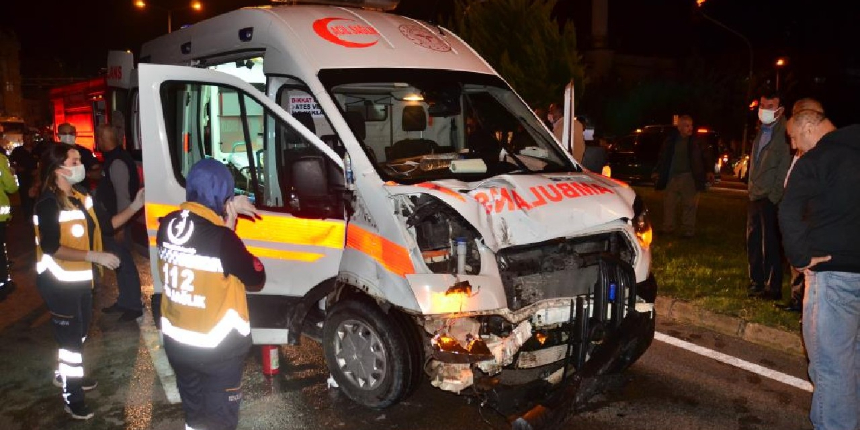 Ambulans ile hafif ticari aracın çarpıştığı kaza kamerada!
