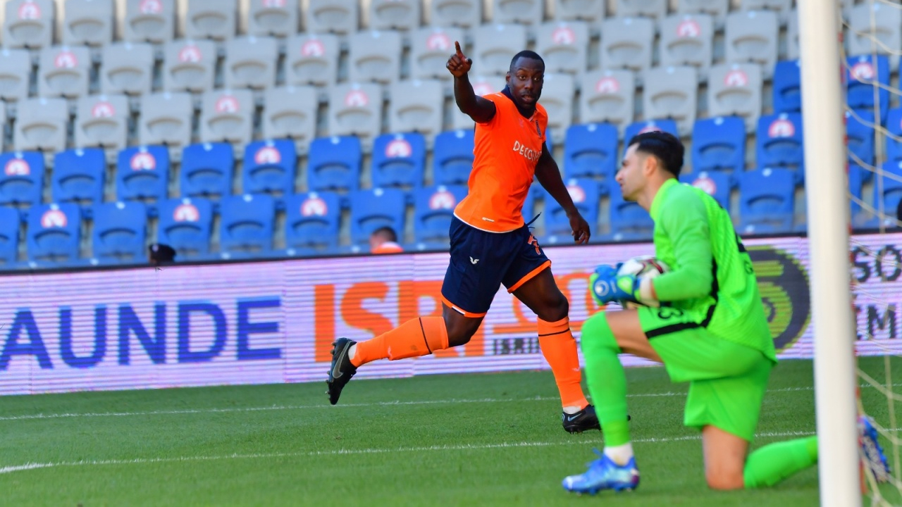 Stefano Okaka'dan Çaykur Rizespor'a hat-trick... Başakşehir, 3 puanı 3 golle aldı