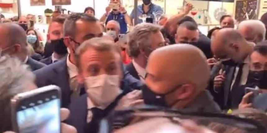 Fransa Cumhurbaşkanı Macron'a tokattan sonra şimdi de yumurtalı saldırı!