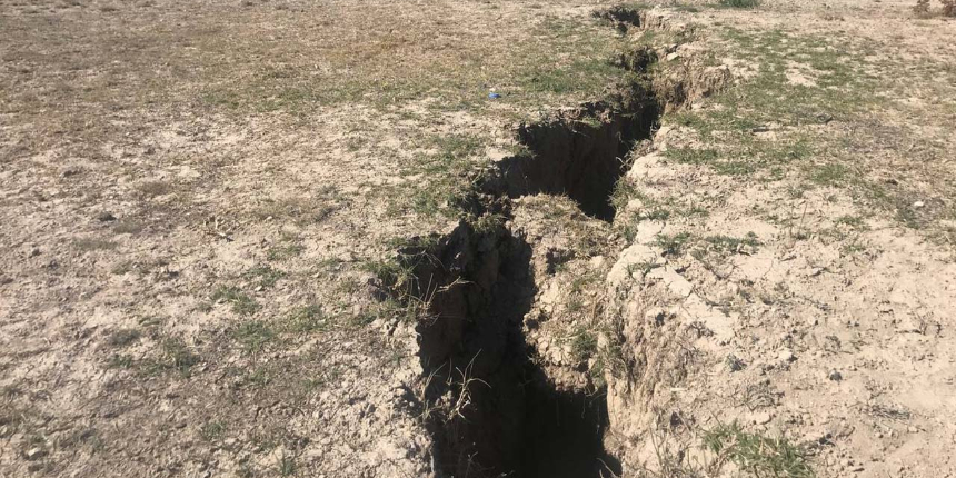 Konya'da obruklardan sonra yarıklar çıktı: Evleri tehdit ediyor