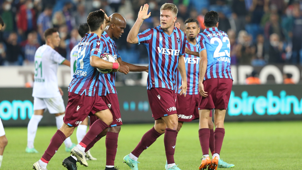 Evinde Alanyaspor'la 1-1 berabere kalan Trabzonspor liderlik şansını kullanamadı