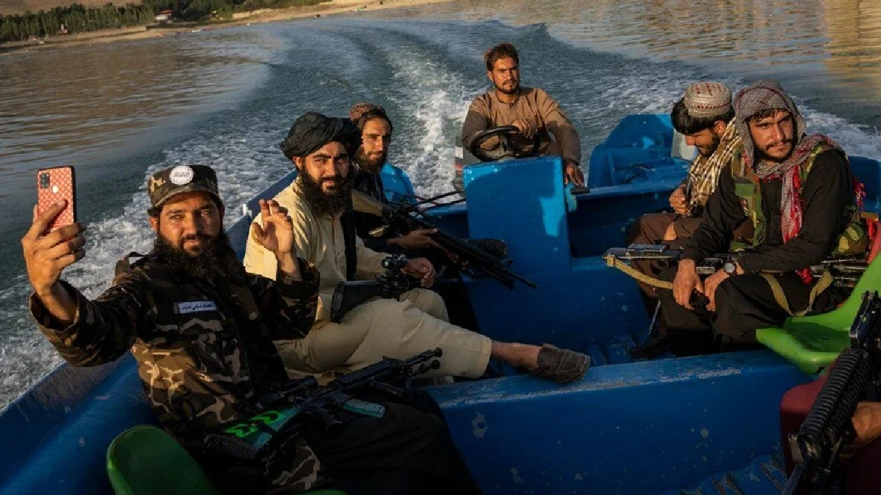Taliban askerlerine uyarı: Selfie çekmeyi bırakın, işinize dönün